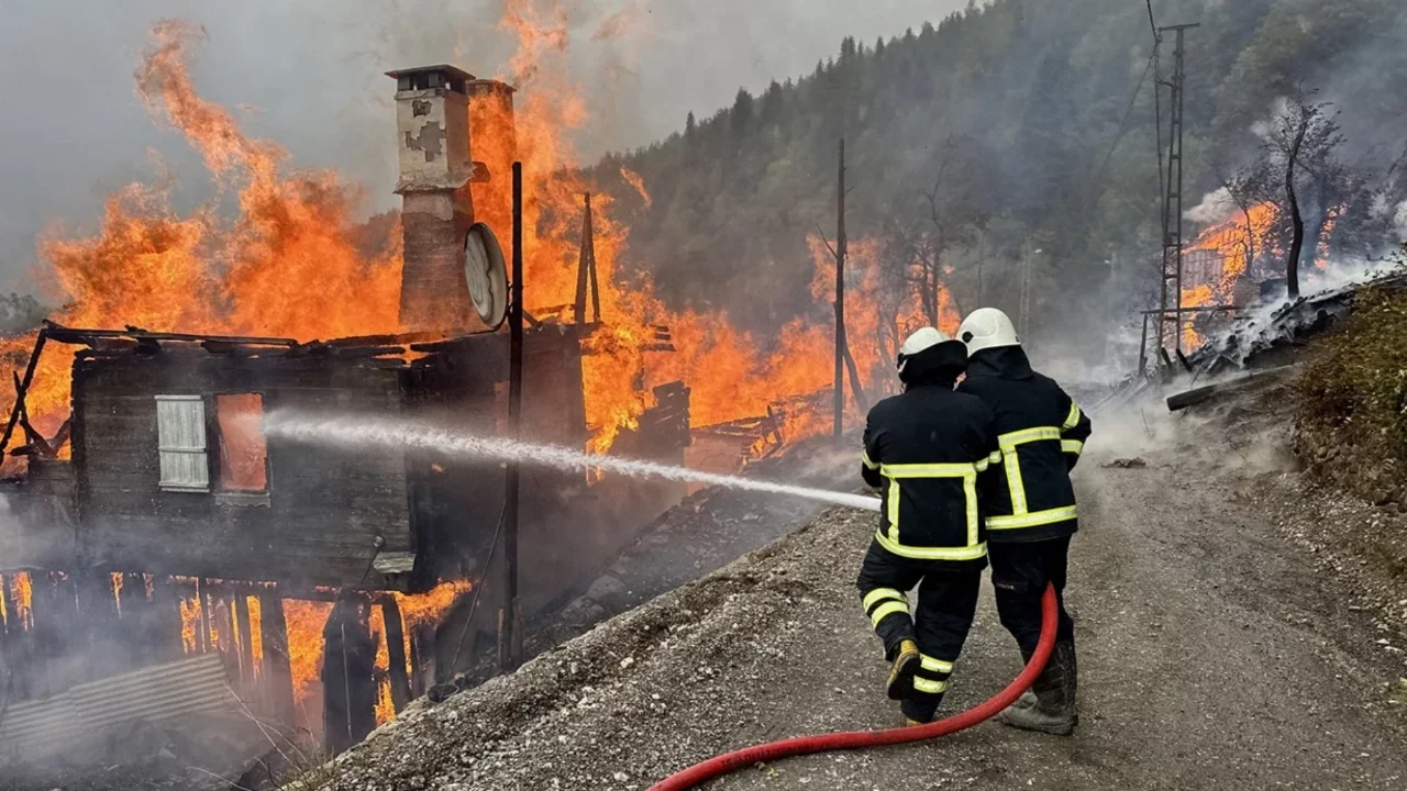 Kastamonu'da köy yangını: 7 eve daha sıçradı!