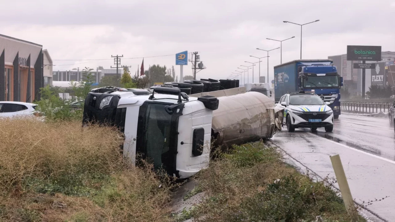 Bursa'da sıvı tuz yüklü tır devrildi