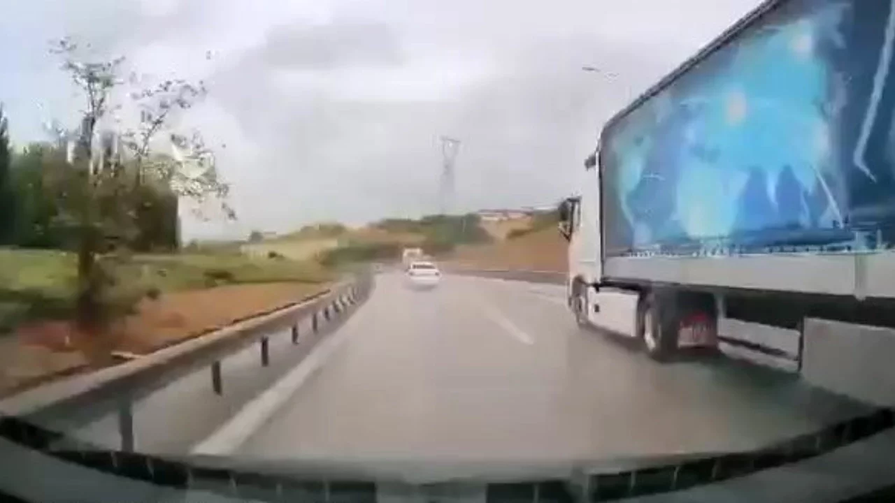 Bursa'da yağışlı havada hız yapan sürücü kaza yaptı: O anlar kamerada
