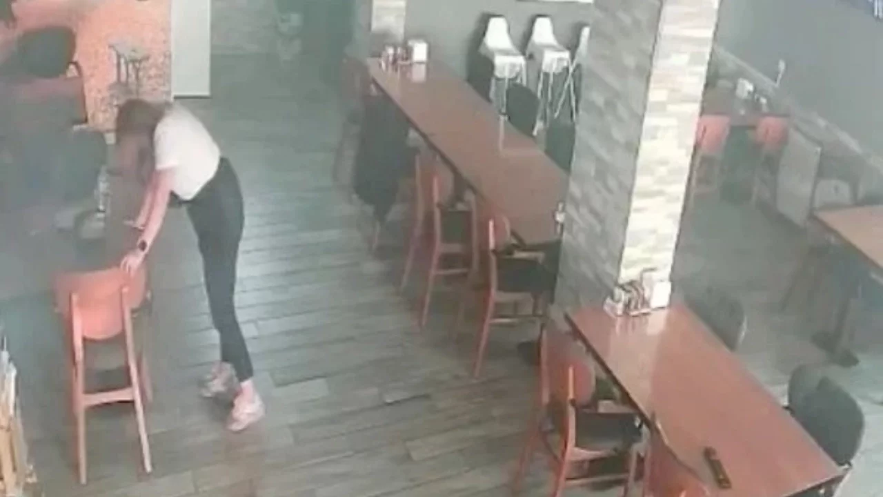 Nefes borusuna ekmek kaçan garsonu doktor müşteri kurtardı