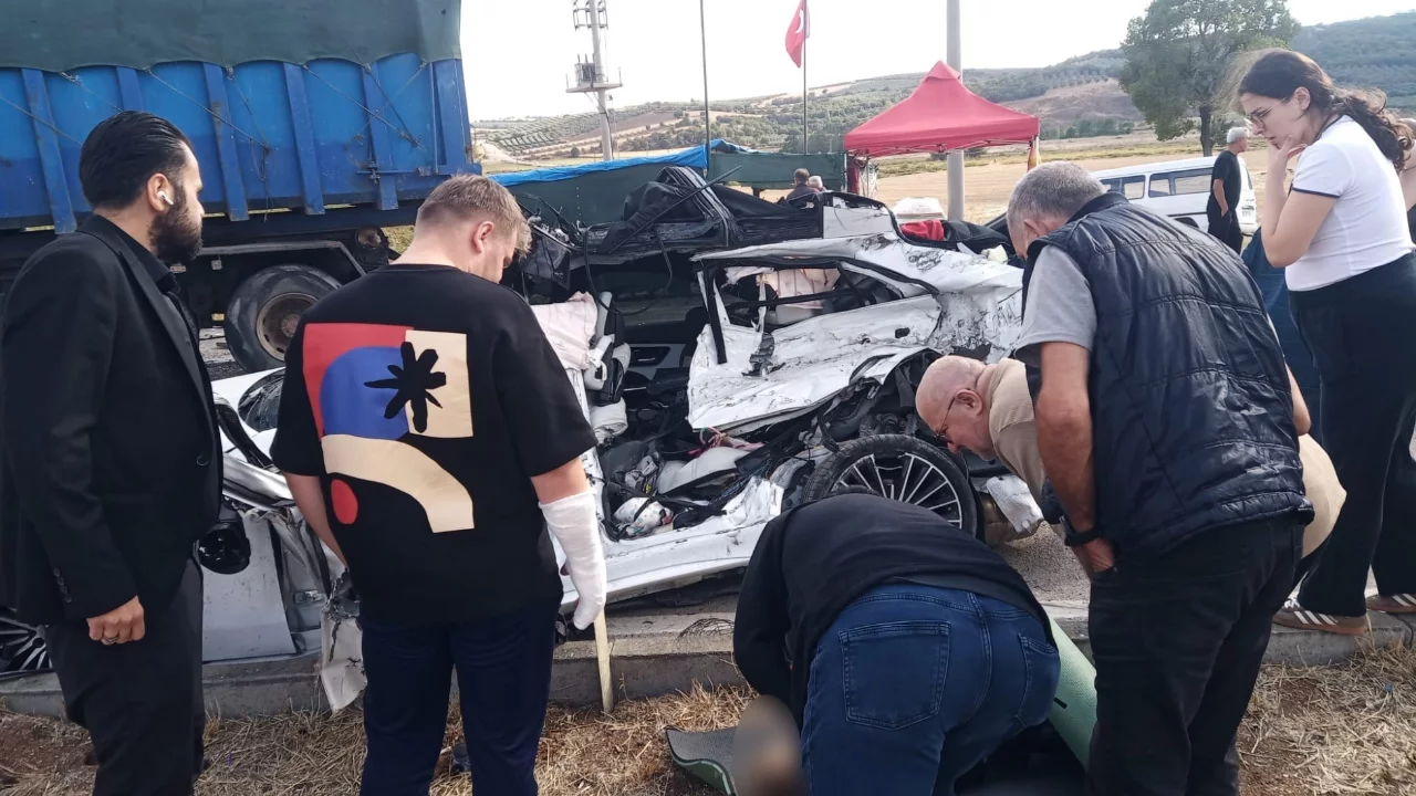 Bursa-Balıkesir yolunda feci kaza! Hamile kadın ile 3 yaşındaki kızı hayatını kaybetti