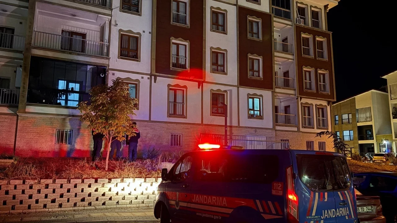Dengesini kaybeden genç kız 3. kattan yere düştü