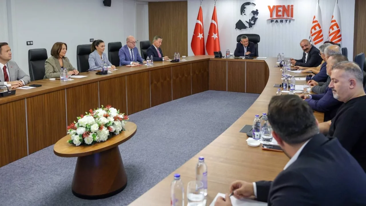 Yeni Parti Genel Başkanı Özgür Özel, Alevi kurumlarının temsilcileriyle bir araya geldi