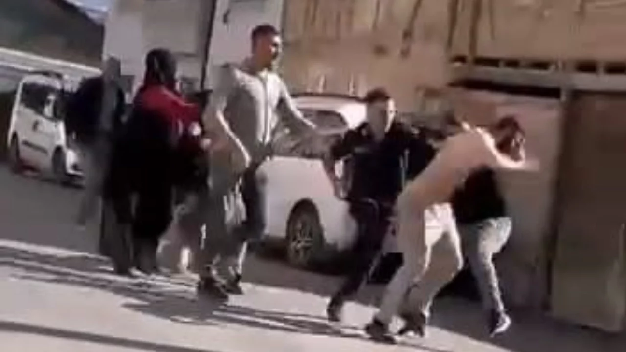 Bursa'da müteahhit ile işçiler arasında alacak kavgası: 20 kişi birbirine girdi, 8 yaralı