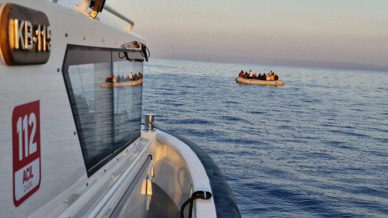 İzmir açıklarında 56 kaçak göçmen yakalandı