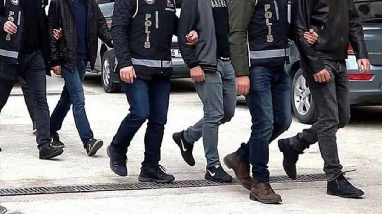 'Usulsüz vatandaşlık' soruşturmasında 26 kişi tutuklandı