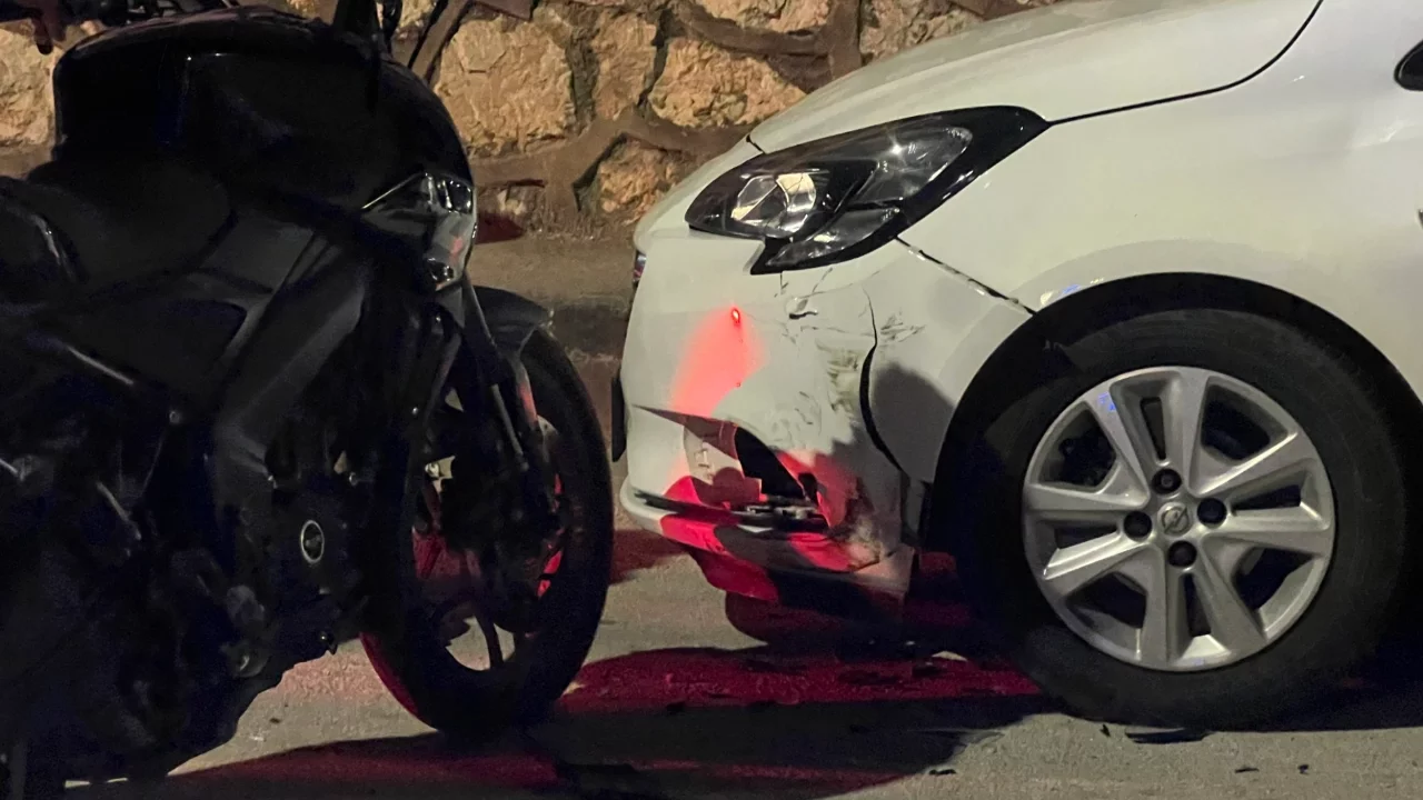 Bursa'da kontrolden çıkan motosiklet park halindeki araca çarptı