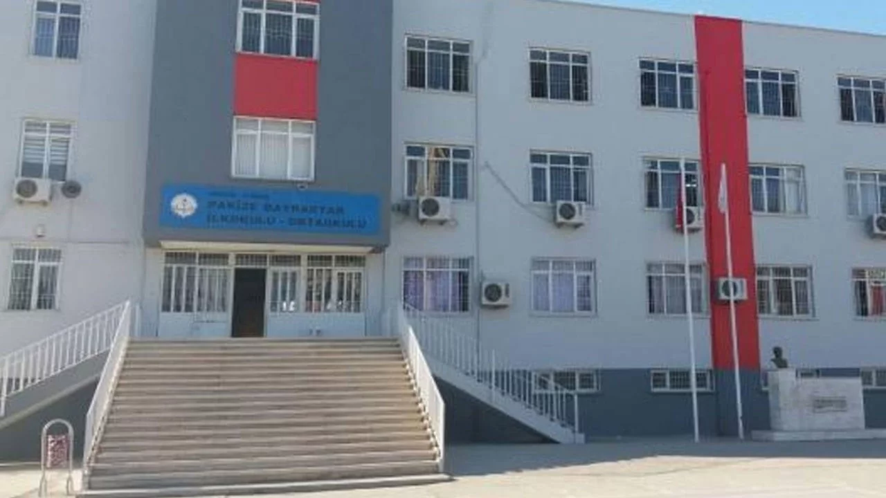 Mersin'de 1'inci sınıf öğrencisinin çantasından tabanca çıktı