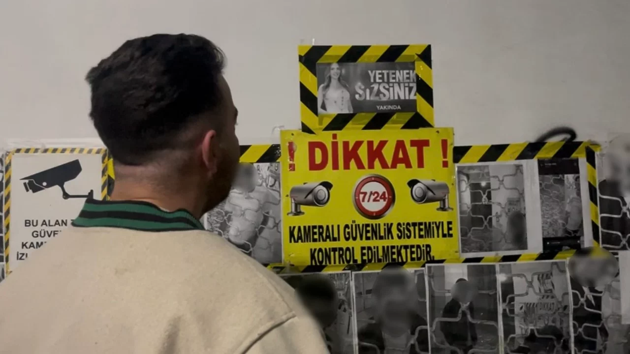 Bursa'da pasaj sahibinden ilginç çözüm! Tuvaletini yapanların fotoğraflarını duvara astı