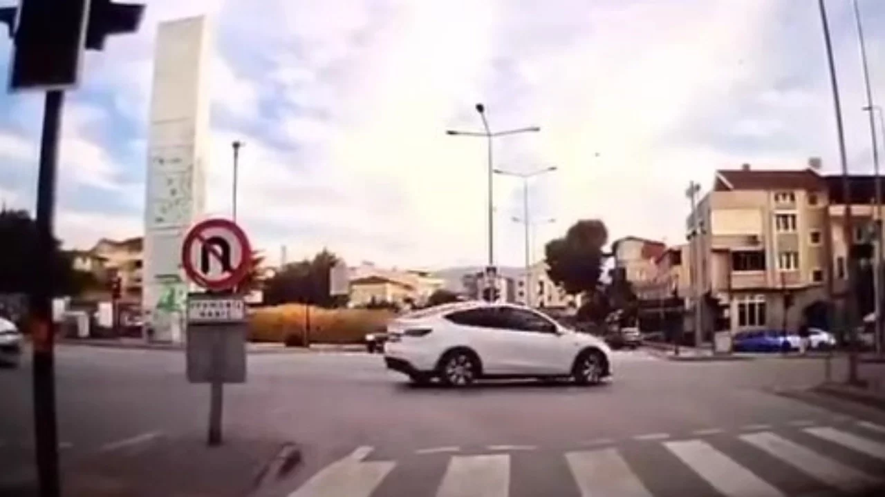 Bursa'da hatalı dönüş yapan otomobil kazaya neden oldu