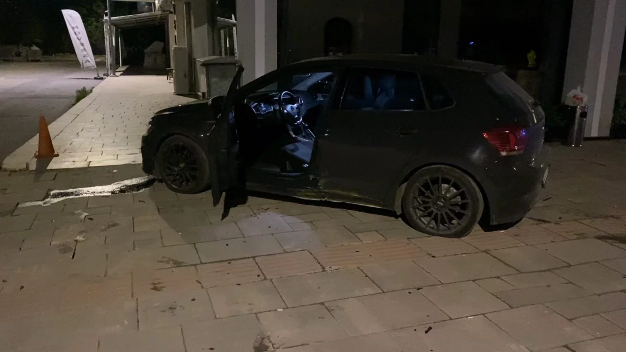 Bursa İnegöl'de kontrolden çıkan araç kaldırıma çıktı