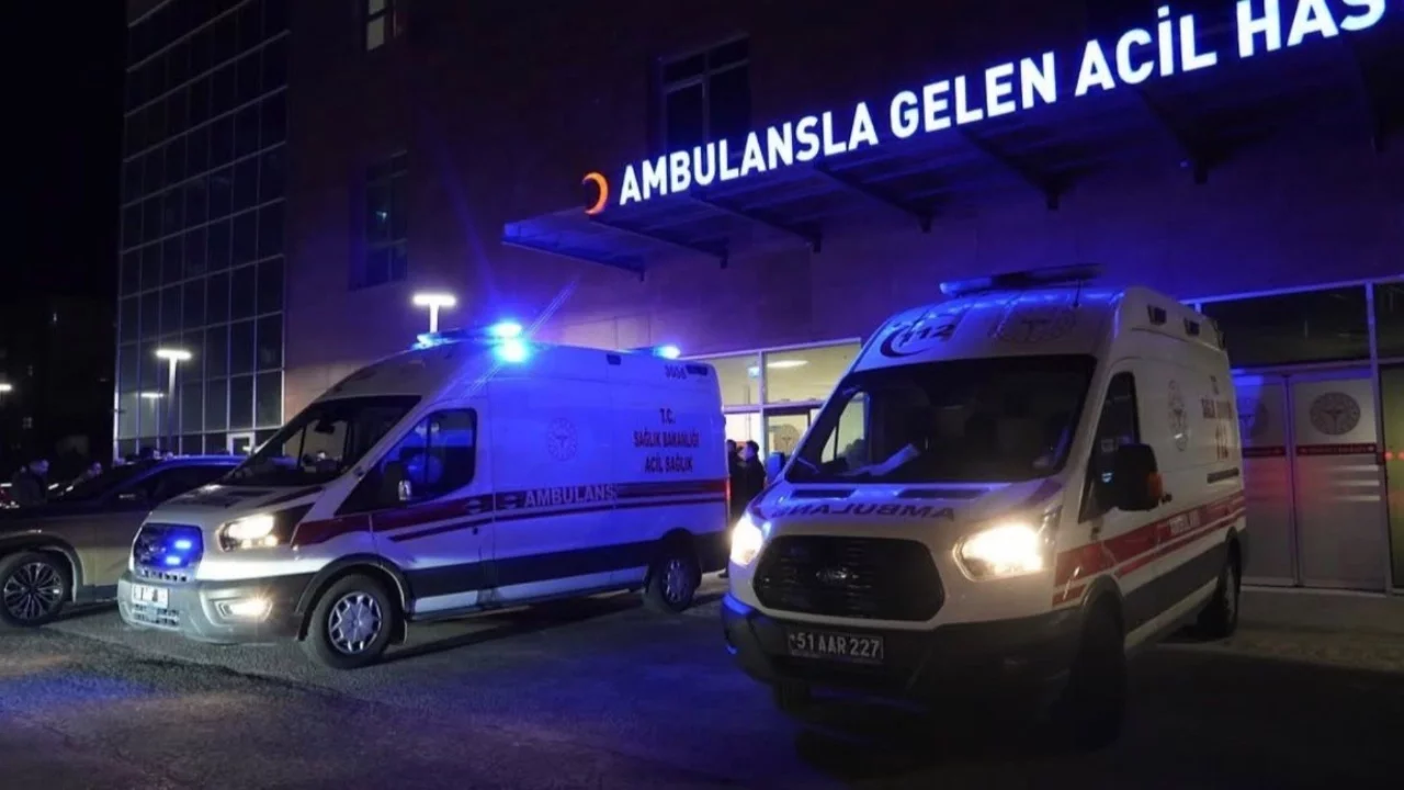 Tır ile hafif ticari araç kafa kafaya çarpıştı: 2 ölü, 1 yaralı