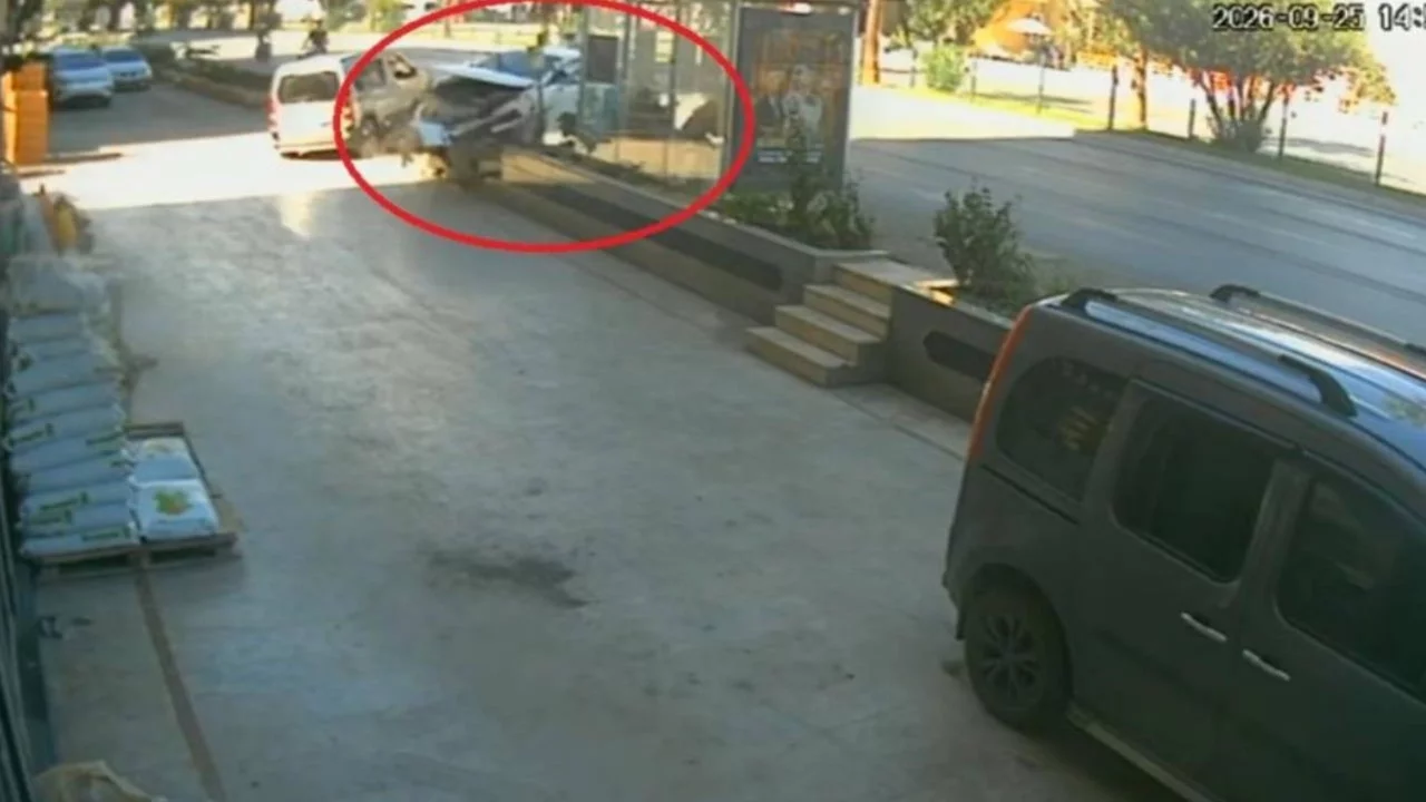 Otomobil önce yayaya çarptı, ardından durağa daldı: 1'i ağır 3 yaralı