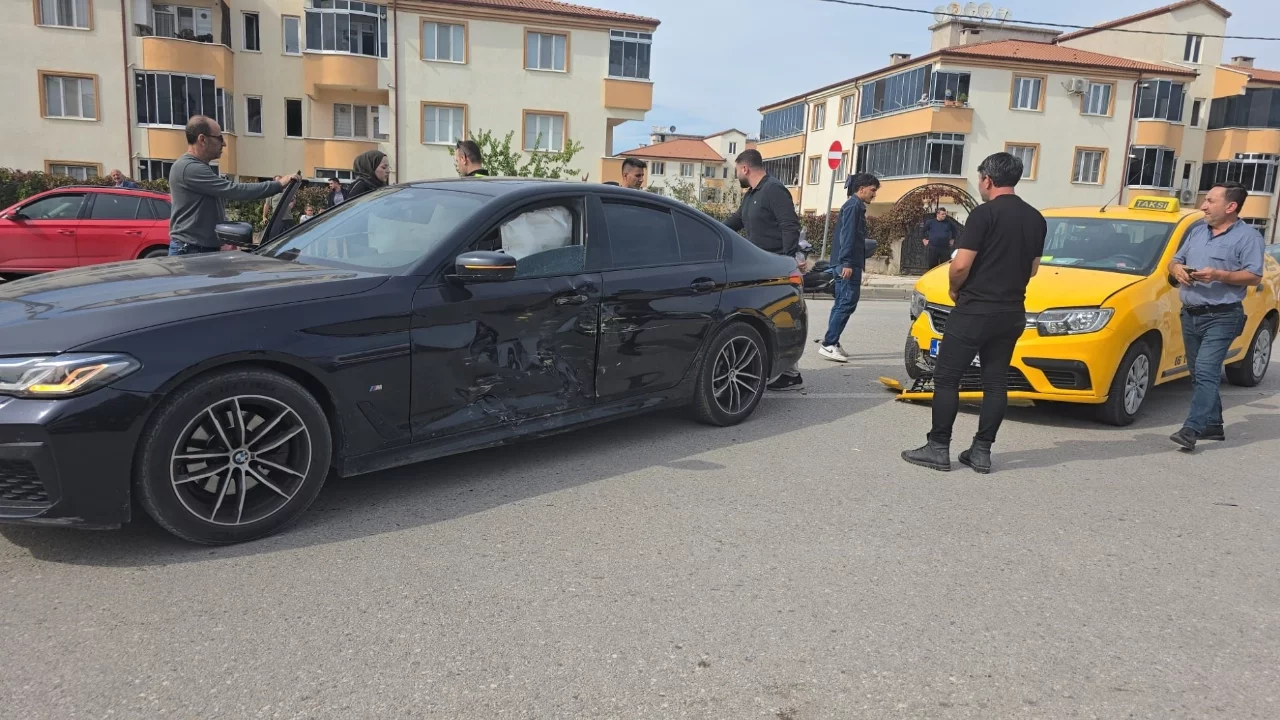 Bursa'da taksi ile otomobil çarpıştı: Yaralılar var