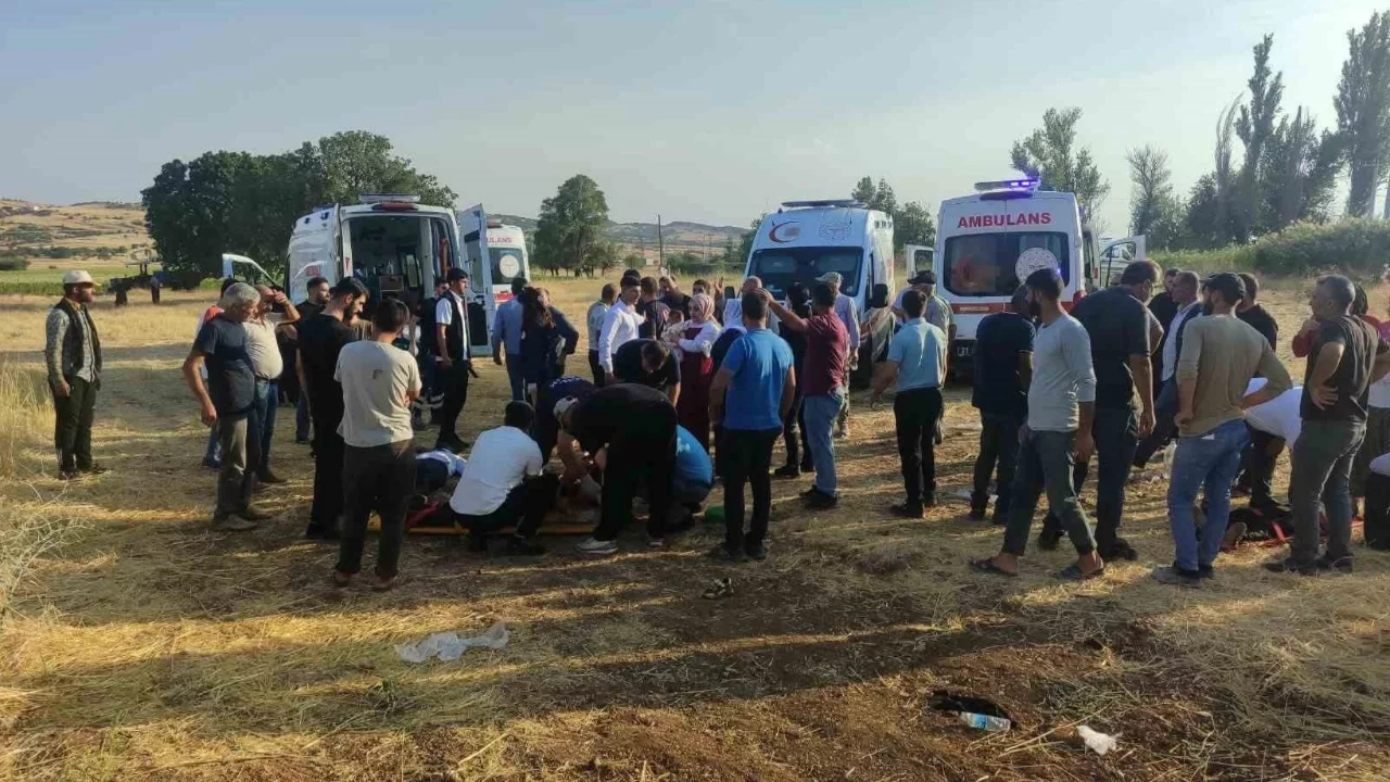 Diyarbakır'da otomobil devrildi: 9 kişi yaralandı
