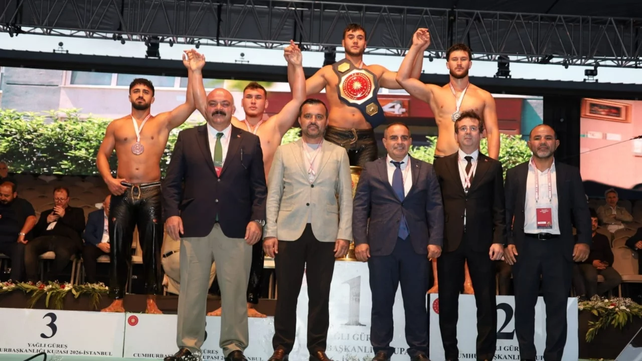 Bursa Büyükşehir Belediyespor güreşçisinden Cumhurbaşkanlığı Kupası'nda üçüncülük başarısı