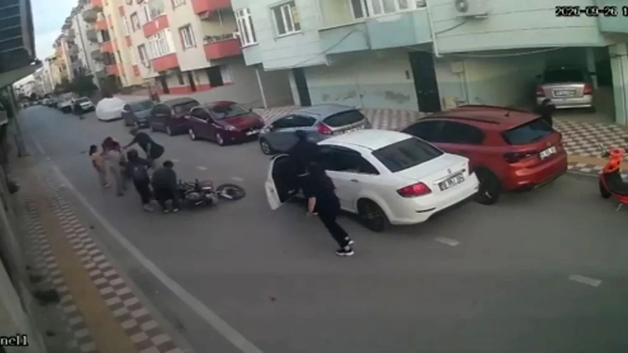 Bursa'da aniden yola çıkan çocuğa motosiklet çarptı: Kaza anı kamerada