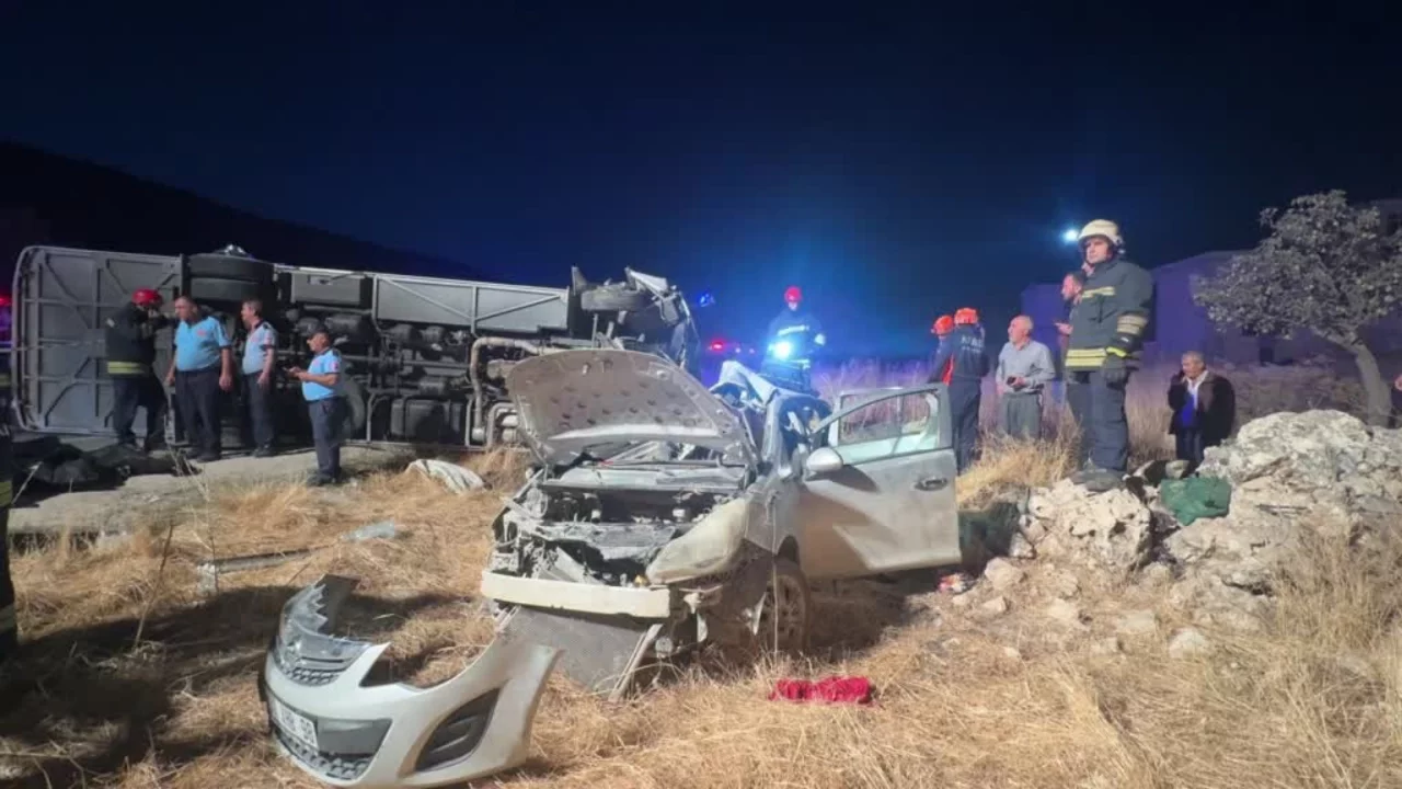Gaziantep'te yolcu minibüsü ile otomobil çarpıştı: Ölüler ve yaralılar var!