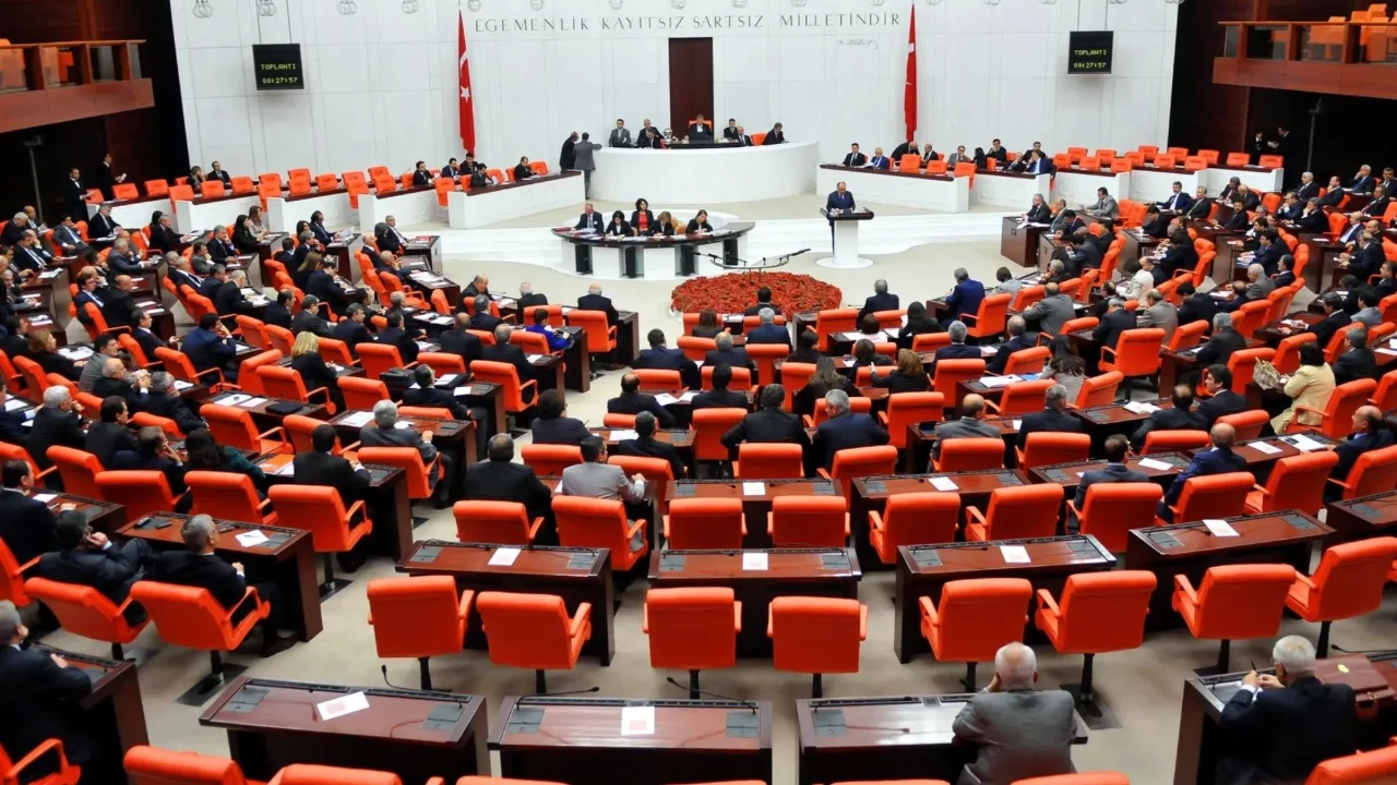 TBMM 1 Ekim'de açılıyor: Fon krizi, dijital konaklama platformları, sigara yasağı ve 13. Yargı Paketi gündemde