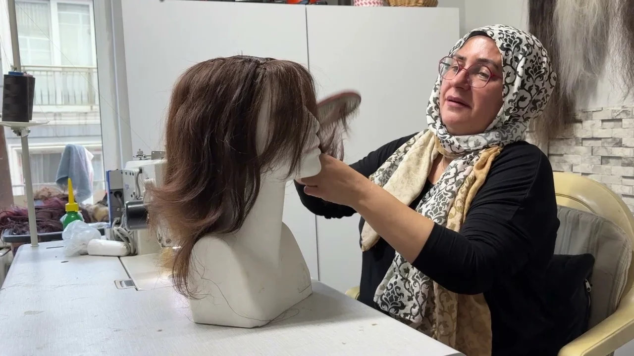 12 yaşında saçlarını ve kulaklarını kaybetti, hayatını peruk yapmaya adadı