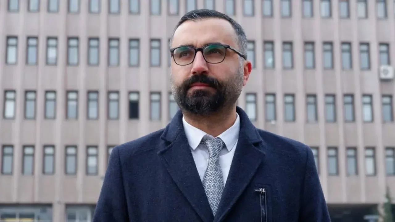 Gazeteci Alican Uludağ'a, Gebze'de çöken binaya ilişkin paylaşımları nedeniyle dava açıldı