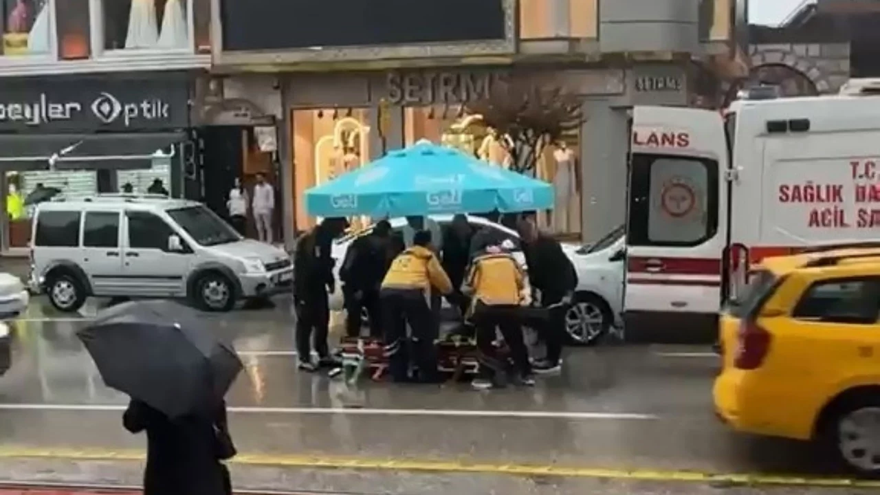 Bursa'da yolun karşısına geçerken otomobil çarptı