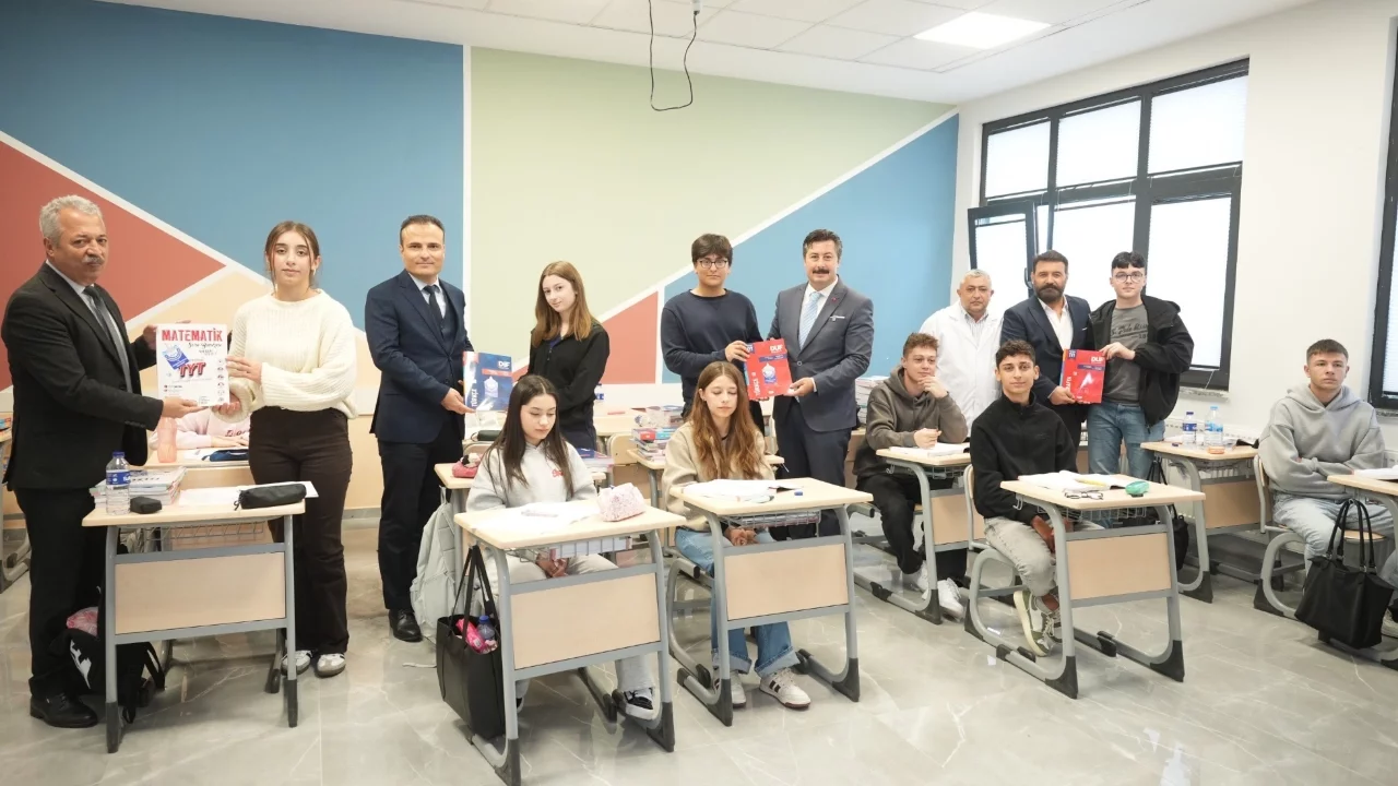 Yenişehir Belediyesi'nden üniversite adaylarına 3 bin kitap desteği