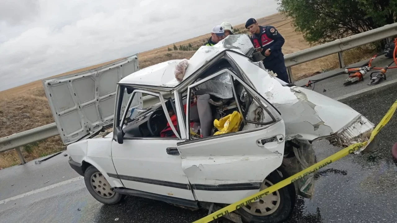 Tır otomobili biçti: 2 kişi feci şekilde can verdi