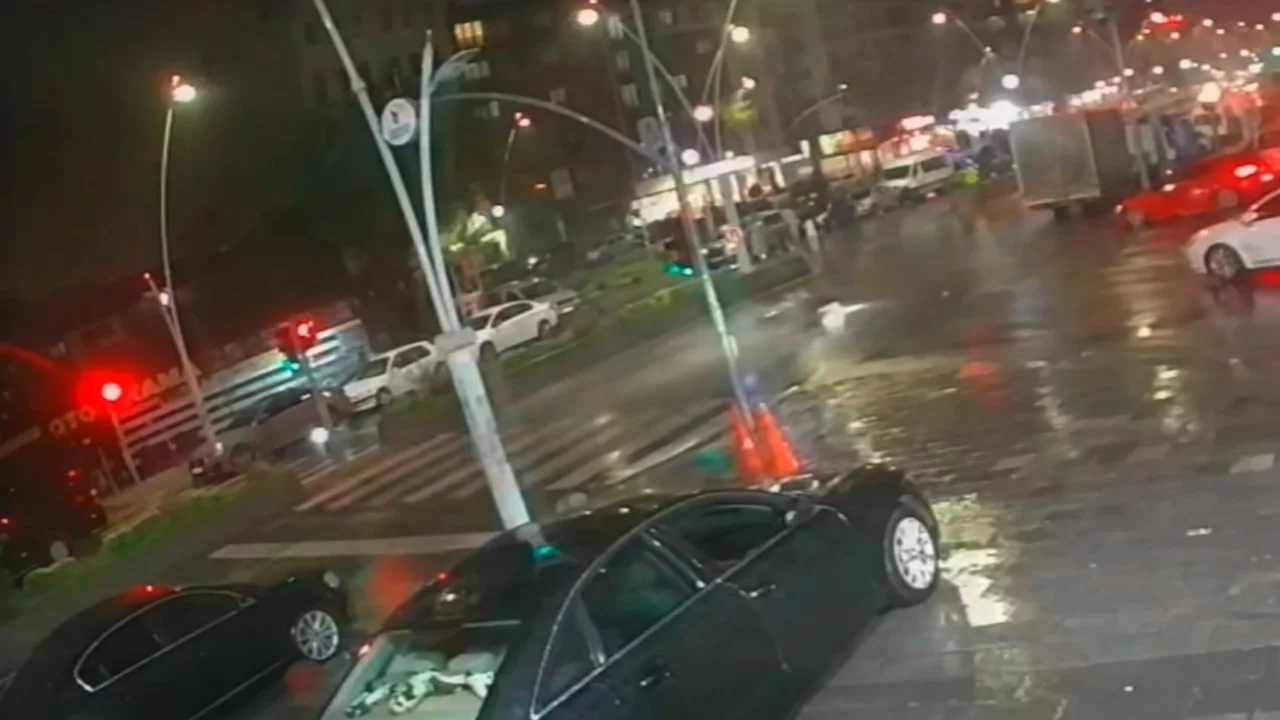 İstanbul'da kazada motosiklet sürücüsü metrelerce sürüklendi