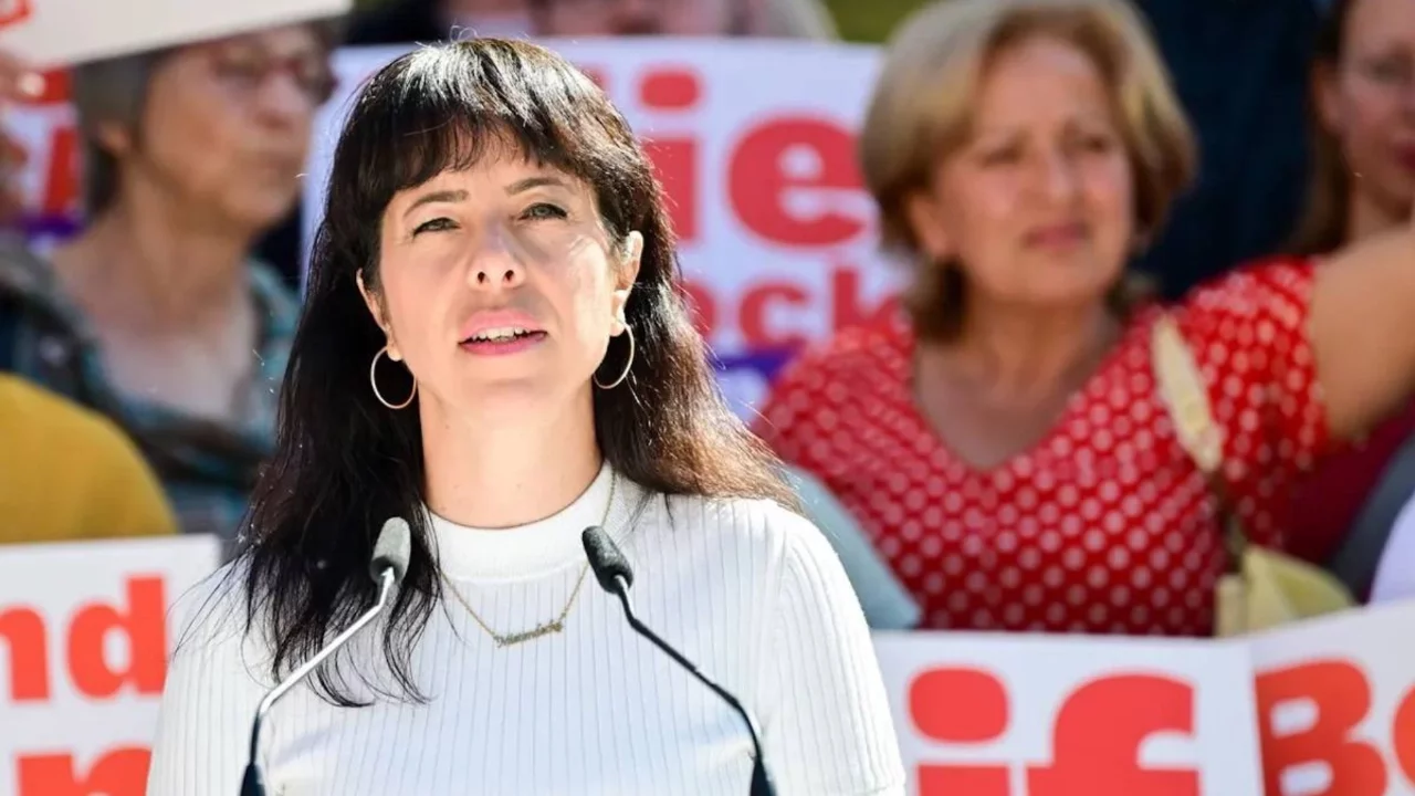Elif Eralp, İçişleri Bakanı Alexander Dobrindt hakkında suç duyurusunda bulundu