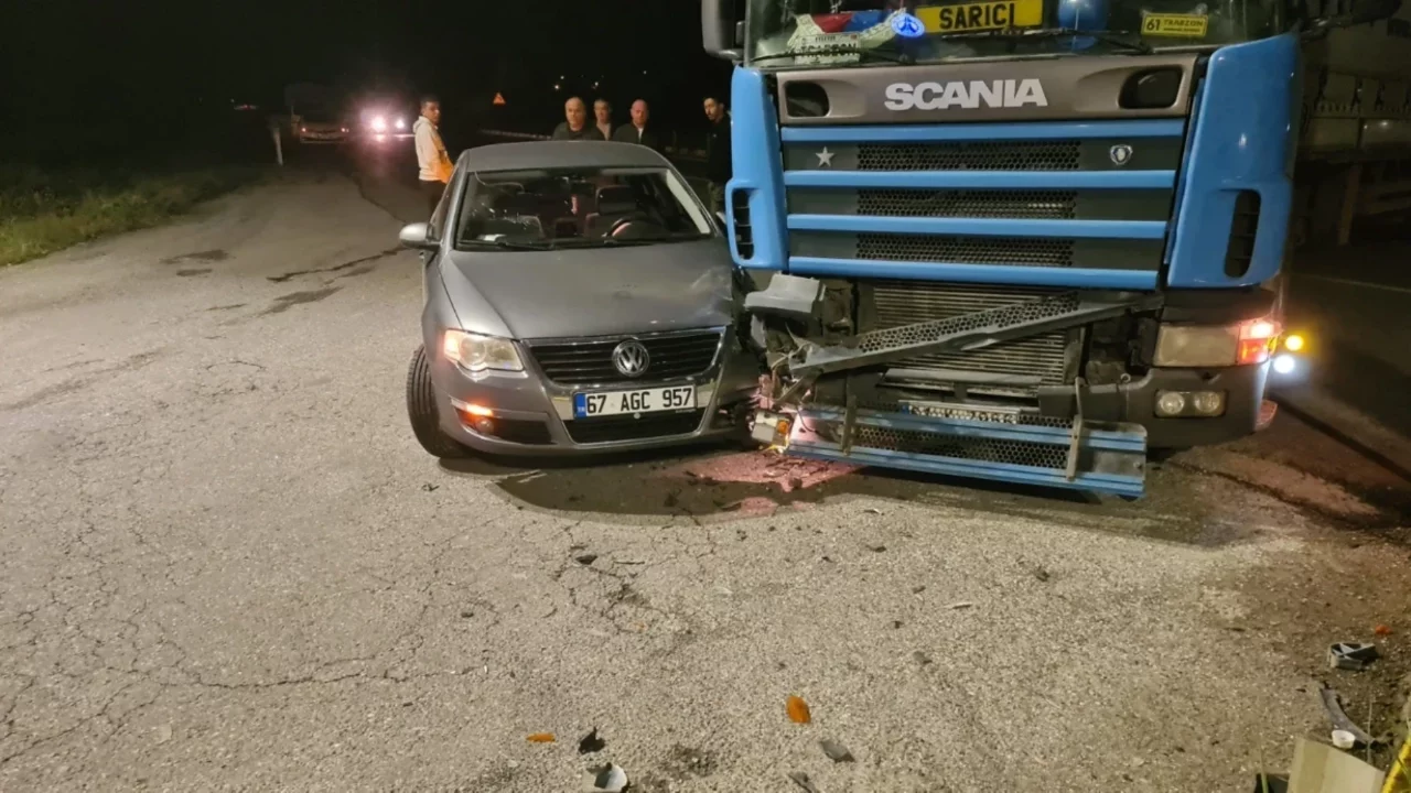 Zonguldak'ta TIR ile otomobil çarpıştı