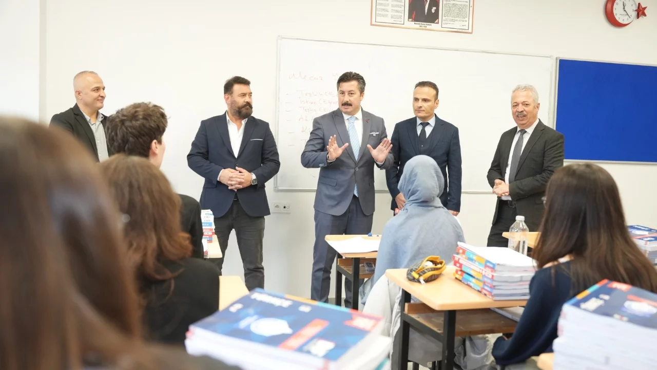 Yenişehir'de üniversite adaylarına 3 bin kitap desteği