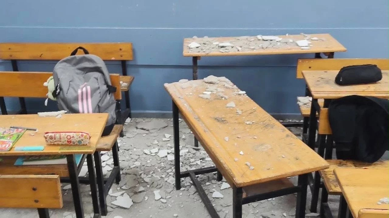 Ders ortasında facianın eşiğinden dönüldü! Sınıfın sıvaları düştü, 3 öğrenci yaralandı