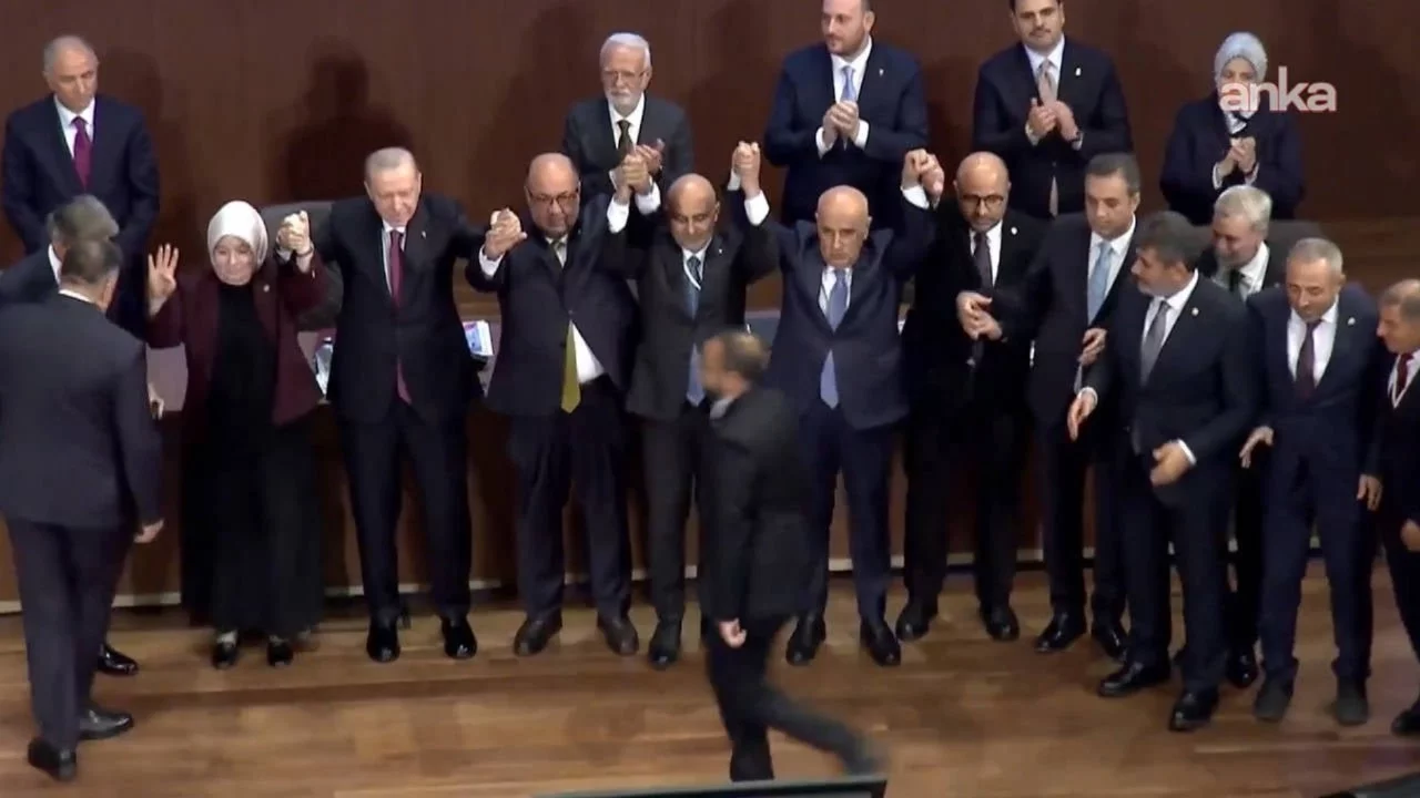 Aralarında CHP'li belediyeler de var... 9 ilçenin belediye başkanı resmen AK Parti'ye katıldı