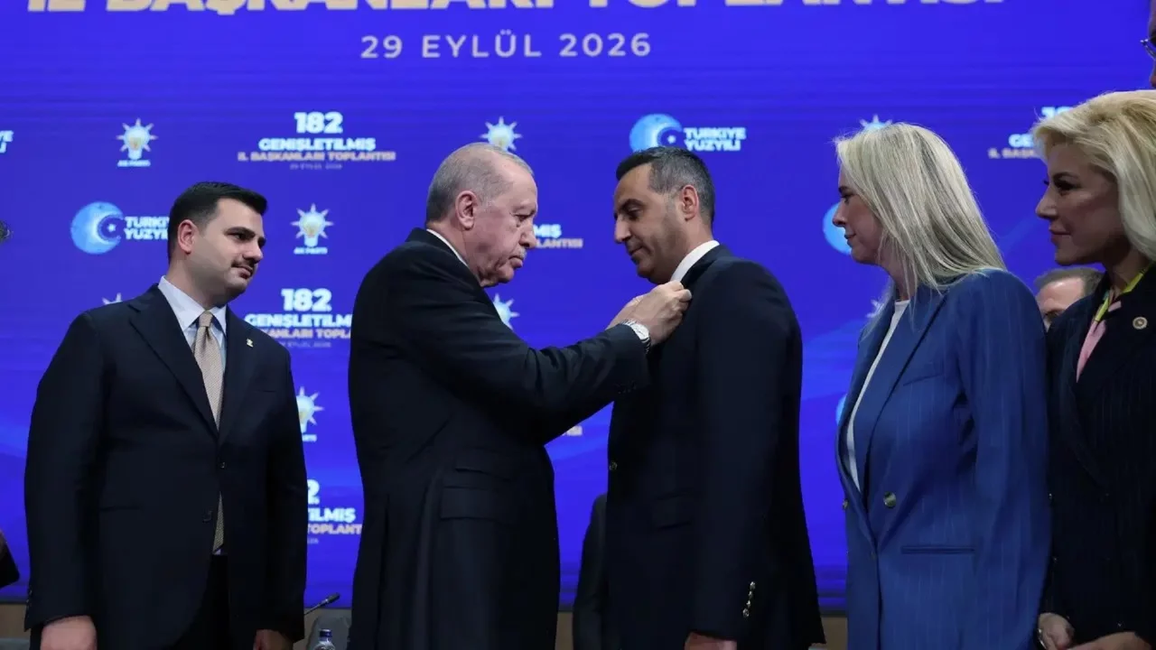 AK Parti'ye geçen belediye başkanı, kararına dair açıklamasını yorumlara kapattı