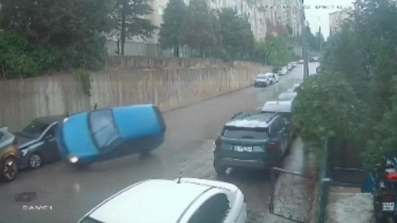 Bursa'da park halindeki araca çarpan otomobil ters döndü