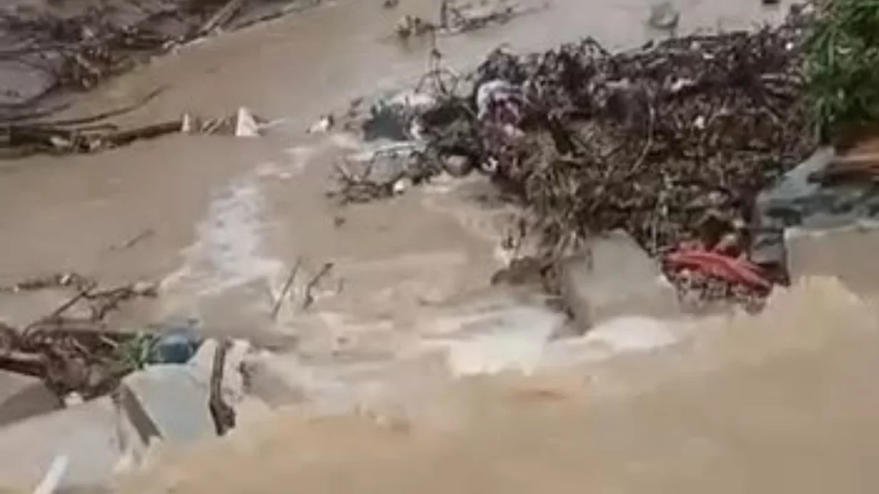 Bursa Mudanya'yı sağanak vurdu! Ekipler alarma geçti