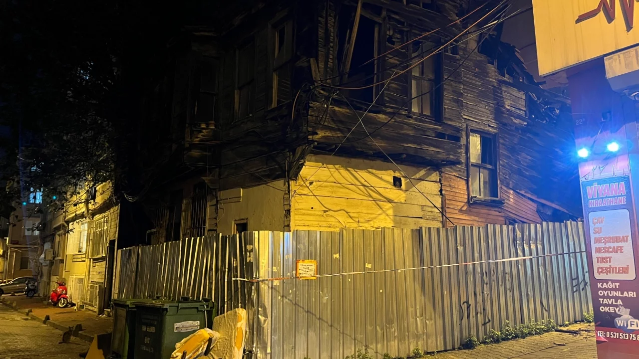İstanbul'da ahşap ve tarihi metruk binada kısmi çökme