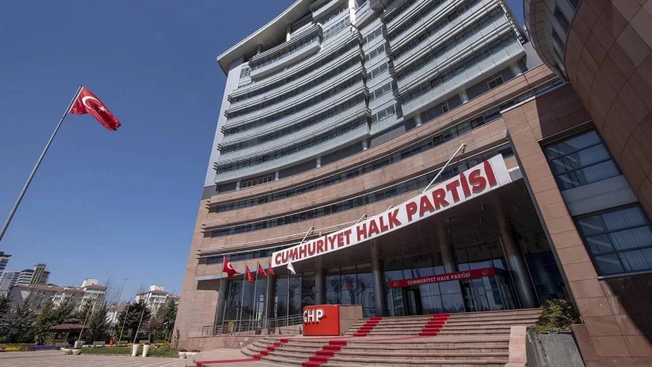 CHP'nin butlan yönetimi İstanbul'da 3 belediye başkanını ihraç etti