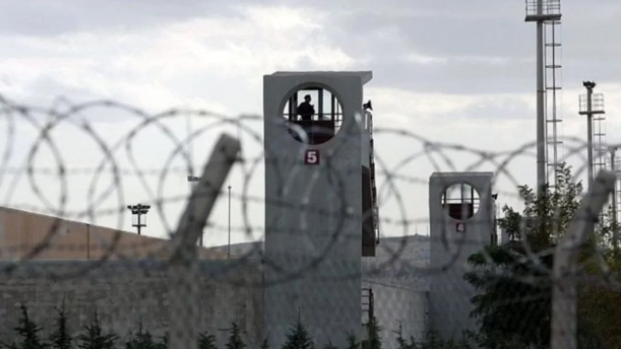 Cezaevine uyuşturucu sokmaya çalışan avukata hapis cezası