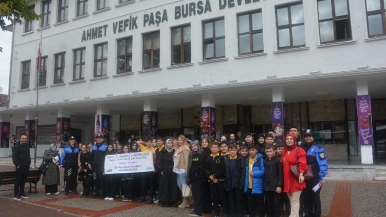 Bursa İl Emniyet Müdürlüğü'nden öğrencilere tiyatro sürprizi