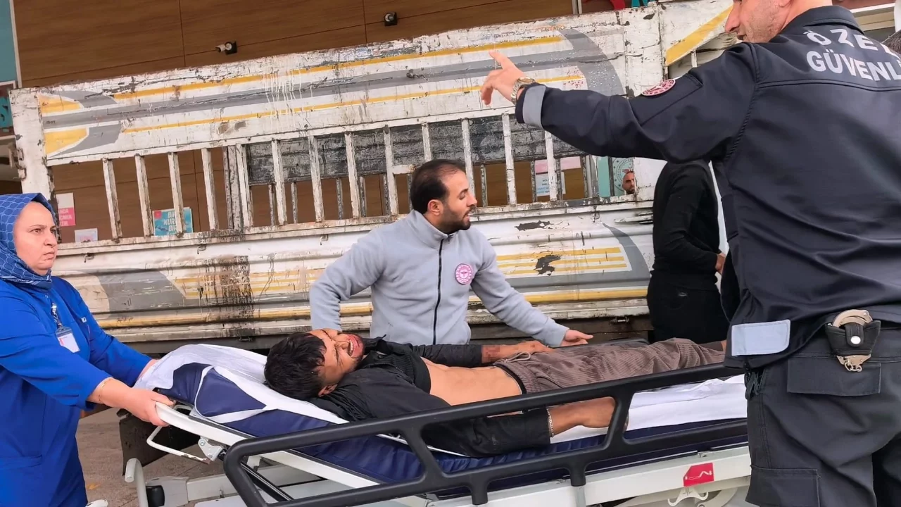 Bursa'da kamyonetten kafa üstü yere düşen genç yaralandı!