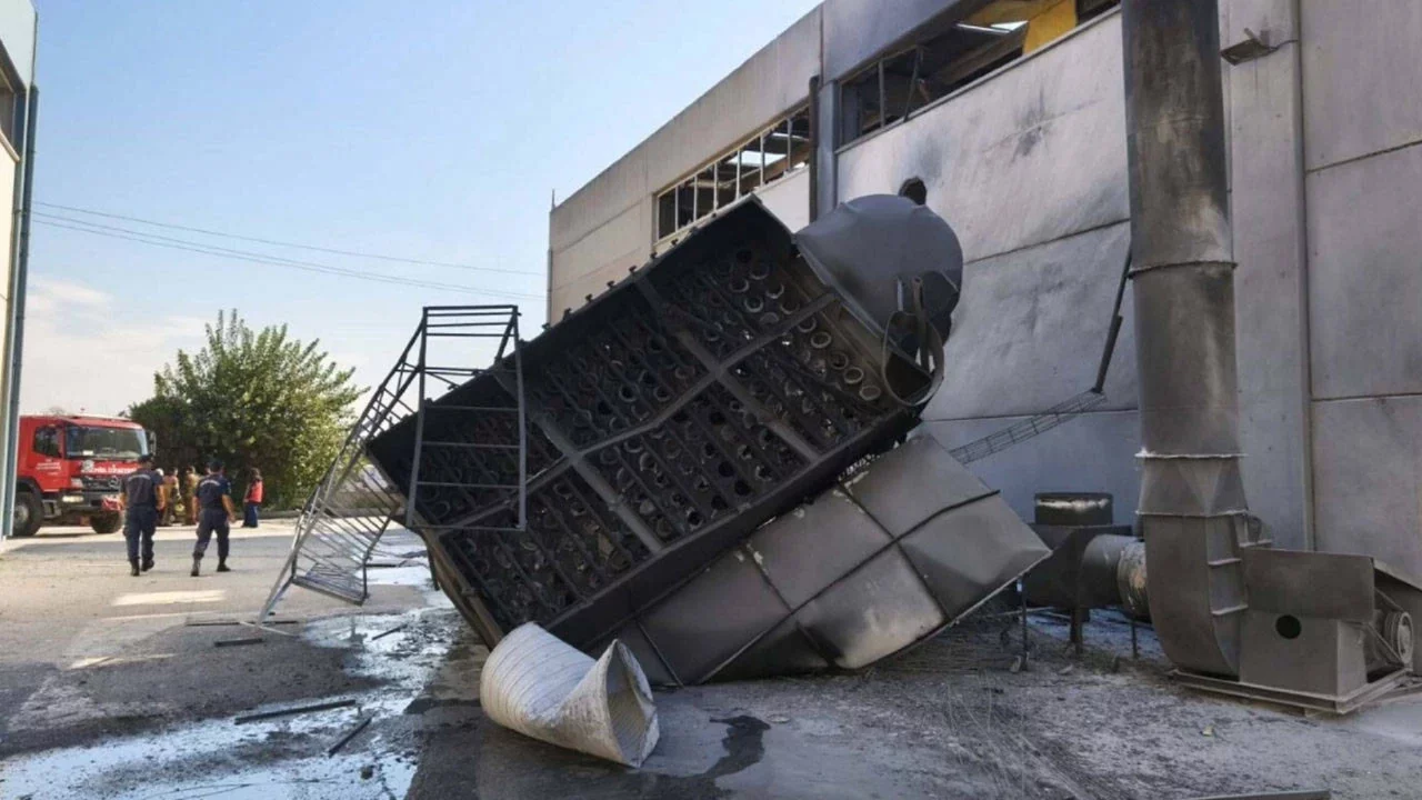 İzmir'de metal fabrikasında patlama: 3'ü ağır 7 işçi yaralandı