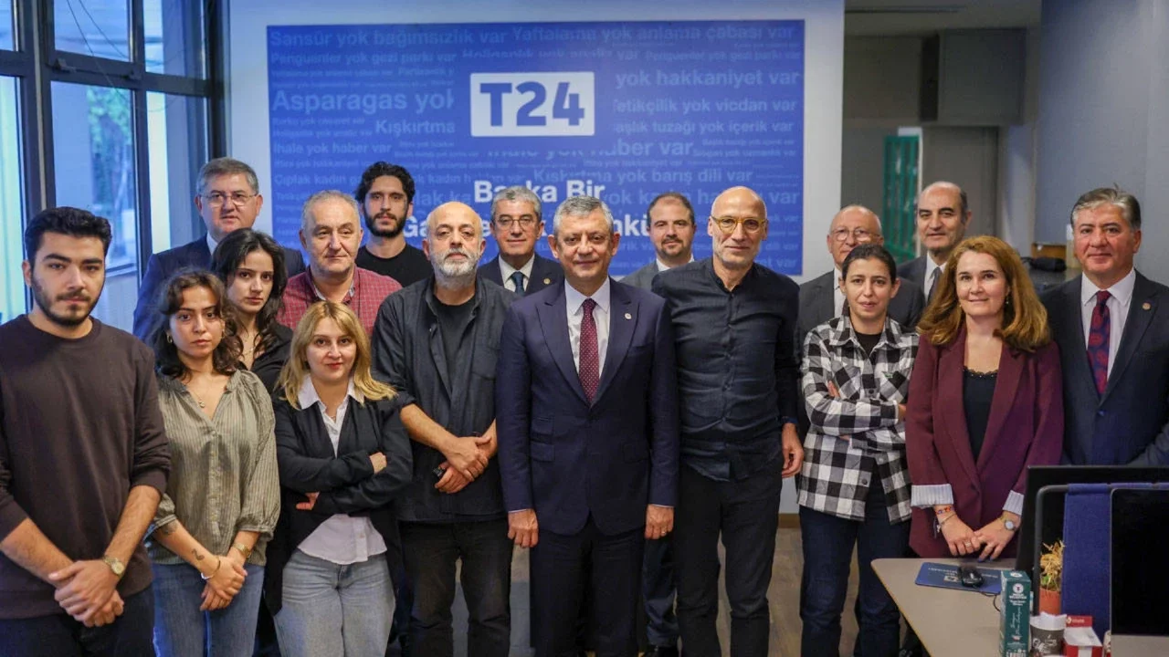 Özgür Özel'den erişim engeli getirilen T24'e dayanışma ziyareti