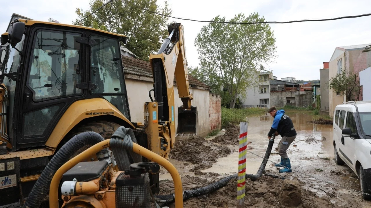 Mudanya Esence'de sel ve su baskınına müdahale sürüyor