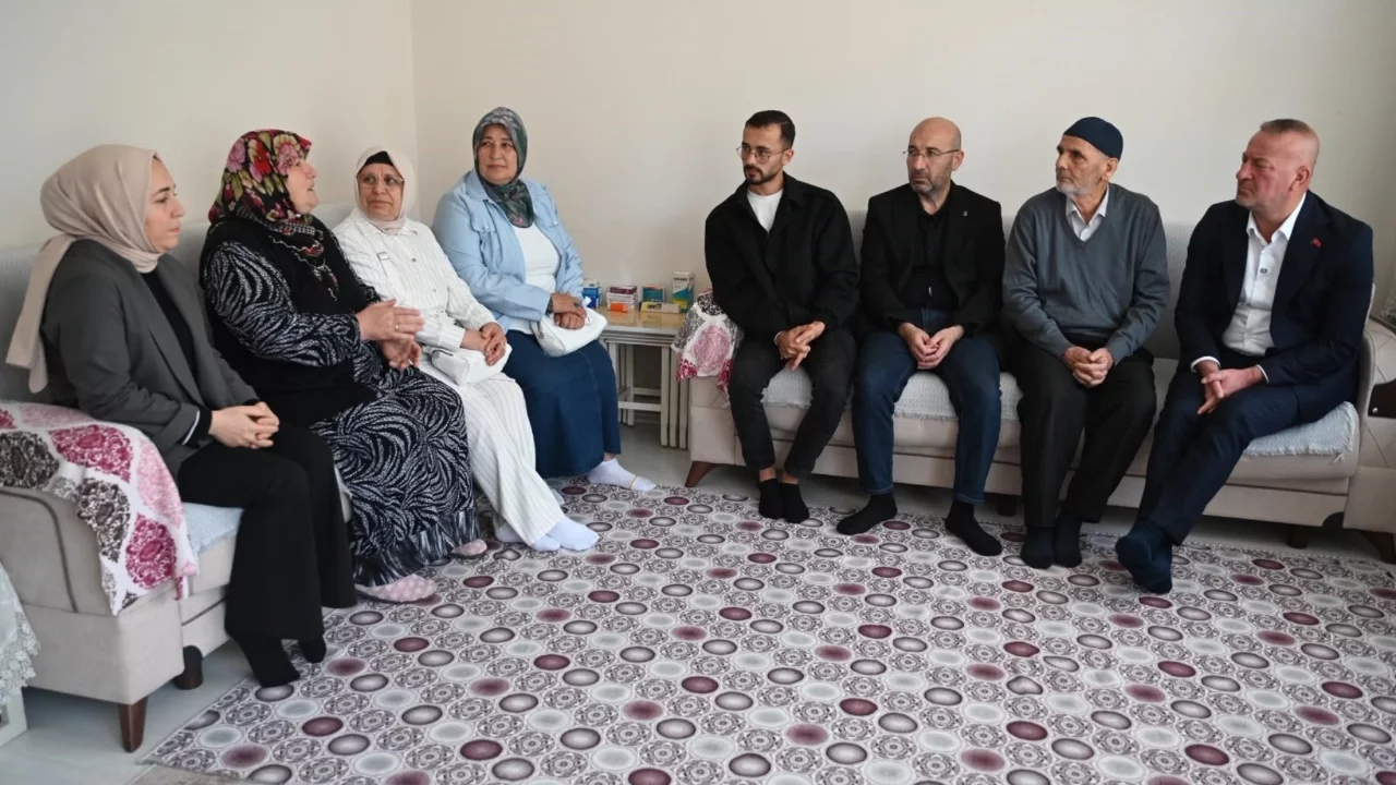 Karacabey Belediye Başkanı Karabatı'dan Dünya Yaşlılar Günü'nde anlamlı ziyaret