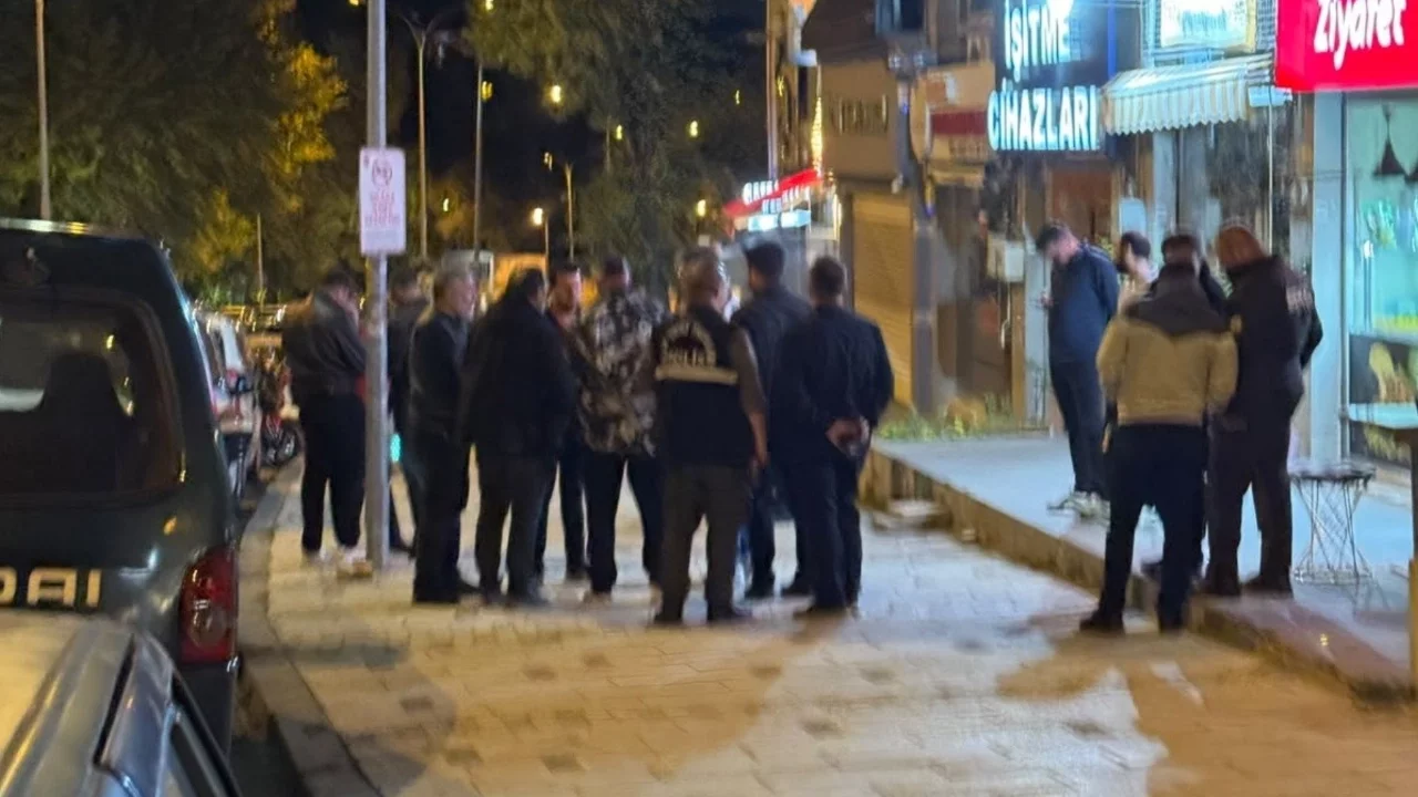 Kız arkadaşına sarılan şahsı bıçaklayan kişi olay yerinden kaçtı