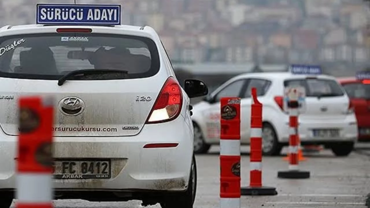 Bursa'da ehliyet sınavında kopya düzeneğiyle yakalandı: Sınavlardan men edildi