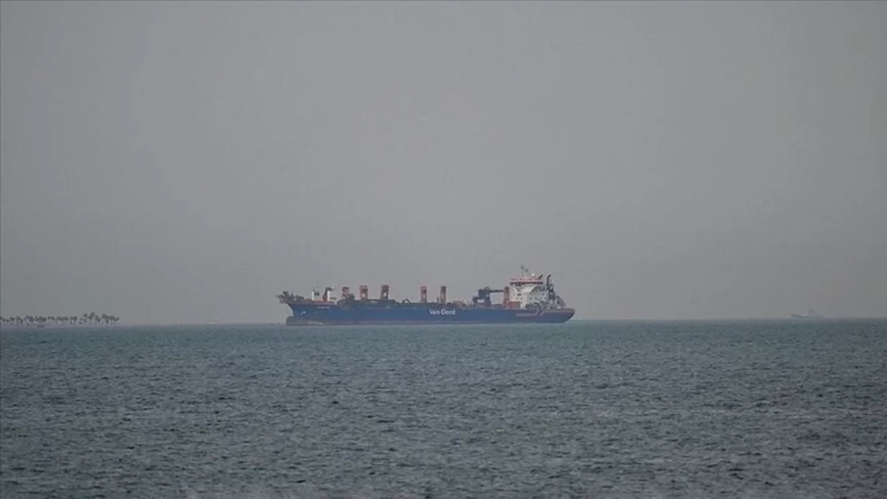 Hürmüz Boğazı'nda bir petrol tankerinin daha vurulduğu duyuruldu