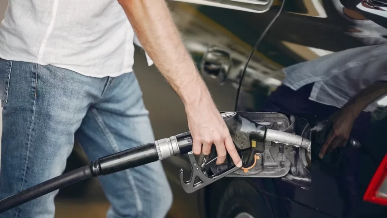 Motorin fiyatlarına indirim yolda: Tabelalar bu gece değişecek